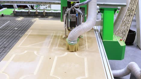 máquina de procesamiento de madera cnc, tecnología moderna en la industria.