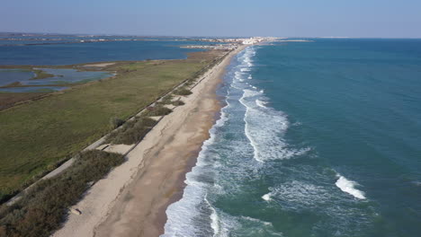 Mittelmeerküste-Sandstrand-Palavas-Les-Flots-Im-Hintergrund-Luftaufnahme