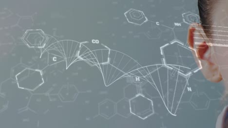 Animación-De-Diagramas-De-Cadenas-De-Adn-Con-Procesamiento-De-Datos-Sobre-La-Oreja-De-Una-Mujer-Caucásica