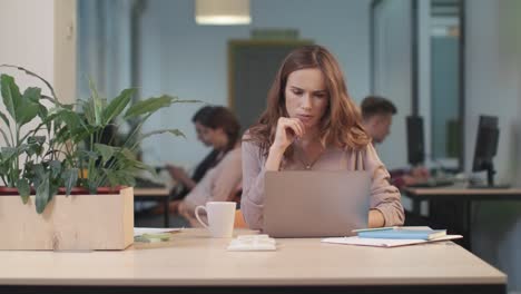 Business-woman-working-computer-at-coworking.-Portrait-of-concentrated-woman.