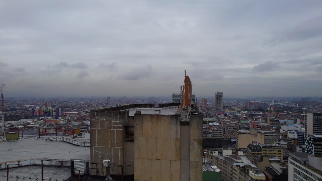 비는 거리 위에 있는 탁월한 지점에서, 이 건물은 시간을 초월하는 웅장함의 오라를 발산하면서 관심을 끌고 있습니다.