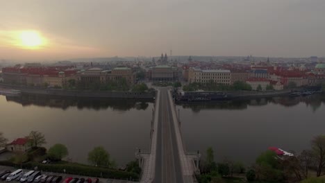 Volando-Sobre-El-Río-Hasta-La-Plaza-Jan-Palach-En-Praga