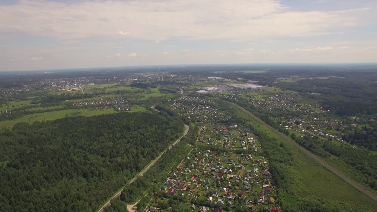 여름에 구름이 가득한 푸른 하늘을 배경으로 숲의 시골 주택의 풍경 모스크바 러시아