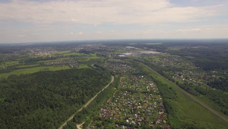 Vista-De-Casas-De-Campo-Forestales-Contra-El-Cielo-Azul-Con-Nubes-En-Verano-Moscú-Rusia