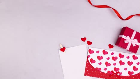 tarjeta de día de san valentín movimiento con sobre, regalo y cintas en tema gris. detener el movimiento