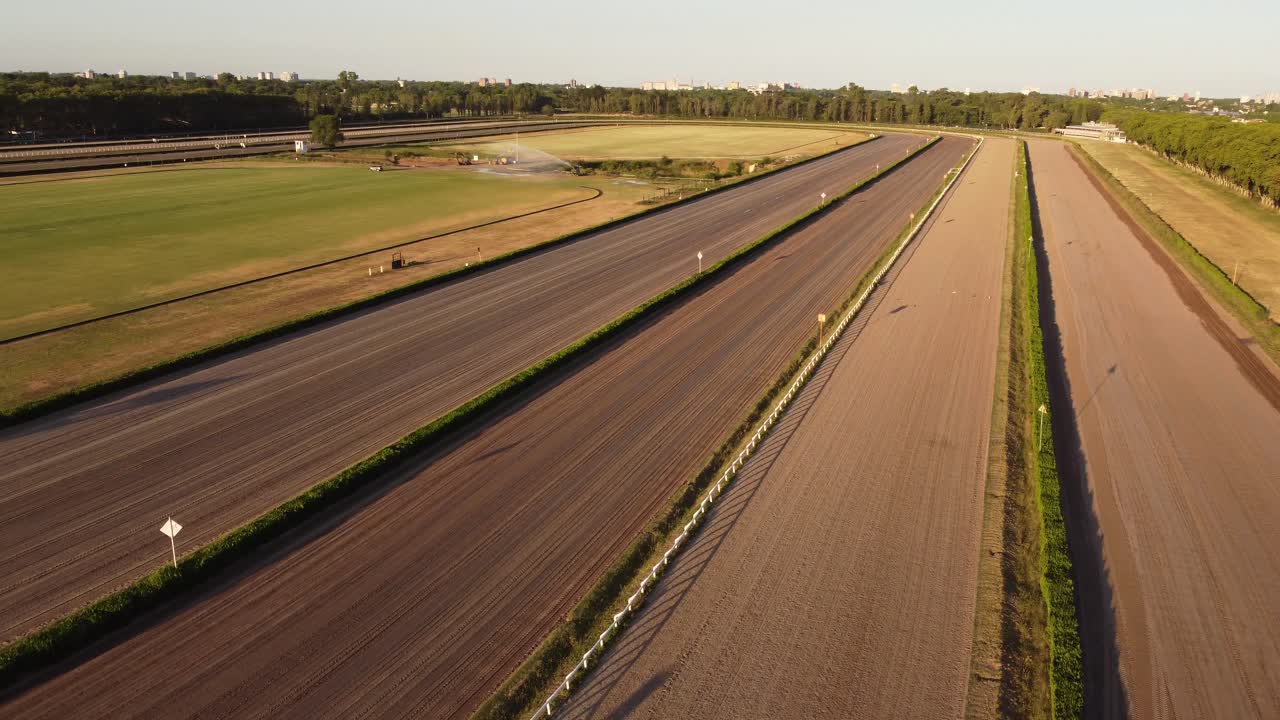Vista aérea del Hipódromo de San Isidro vacío en Buenos Aires durante un atardecer dorado.