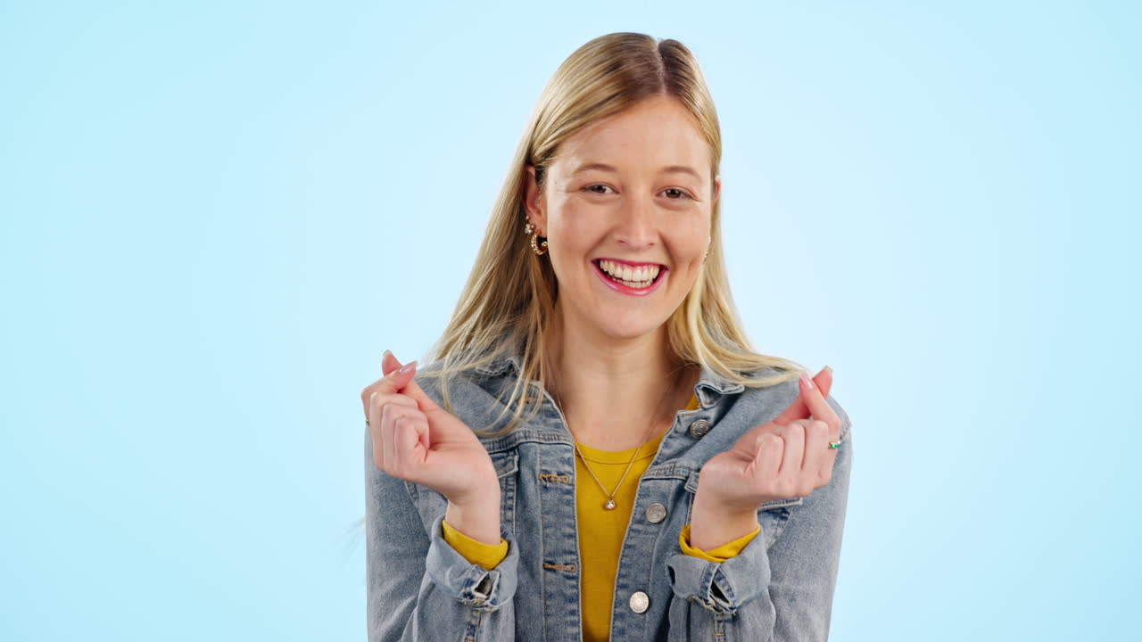 corazón, manos y baile feliz de la mujer en el estudio