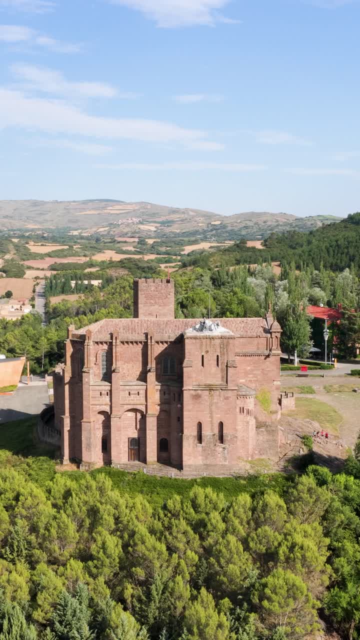 Vista aerea di una vecchia chiesa in un paesaggio rurale