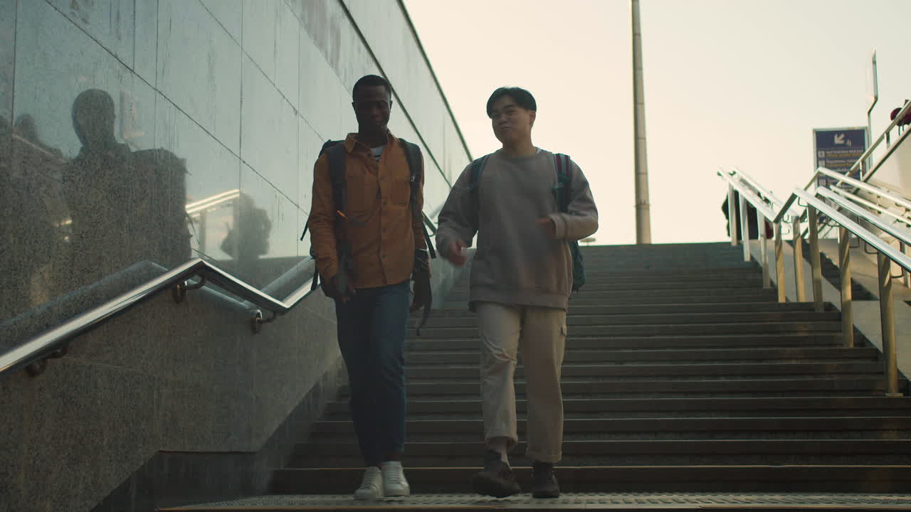 amigos en la estación de tren