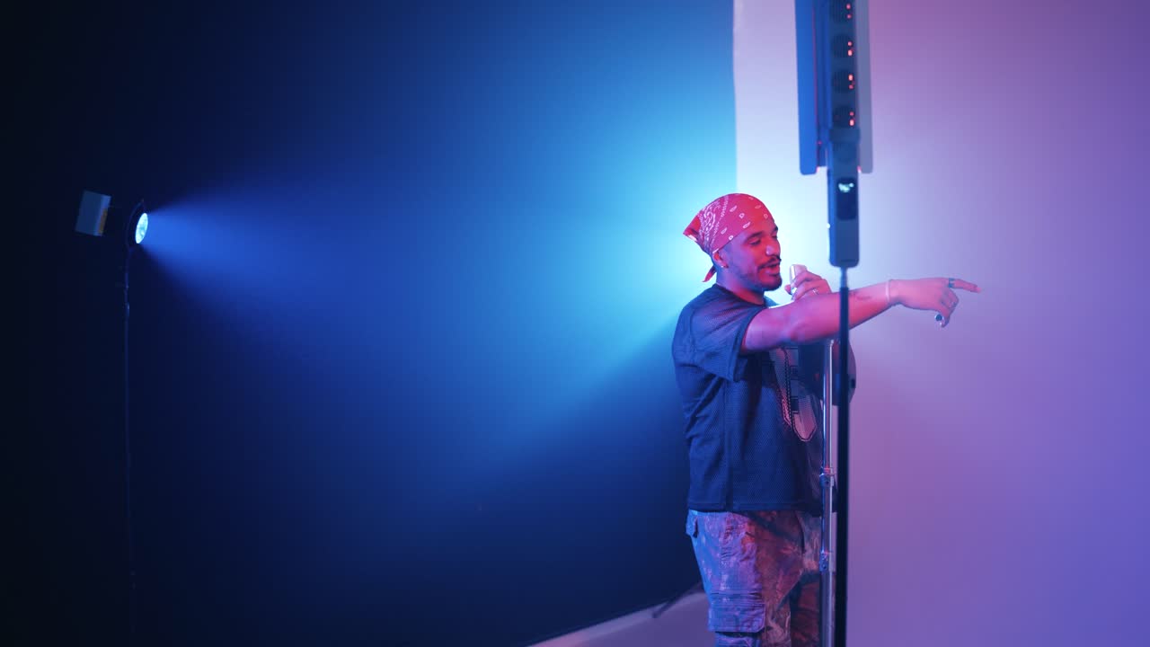 Latin rapper synger reggaetonmusik på scenen
