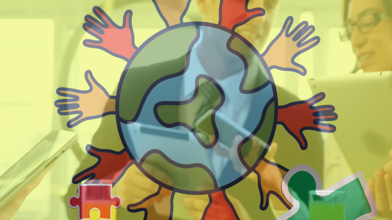 animación de coloridas piezas de rompecabezas y globo con las manos sobre personas de negocios que utilizan dispositivos digitales
