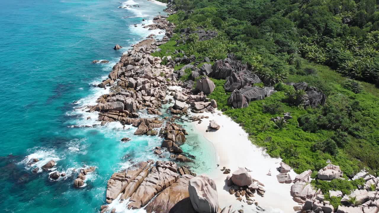 Vista aerea di Anse Marron con le sue famose formazioni rocciose in granito e piscine naturali.
