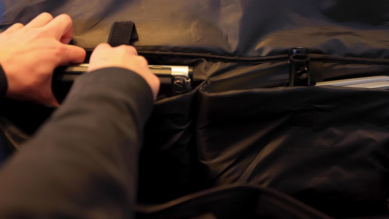 preparando equipo para una filmación en una casa 4k