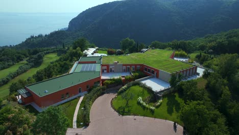 vista aérea del techo cubierto de hierba en el golf ca 'degli ulivi ubicado en marciaga, italia