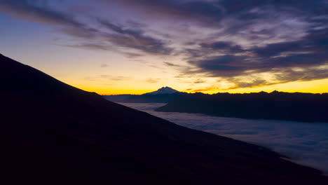 Zeitraffer-Des-Wunderschönen-Goldenen-Sonnenuntergangs-Hoch-Oben-In-Den-Uralten-Bergen,-über-Tiefliegendem-Nebel
