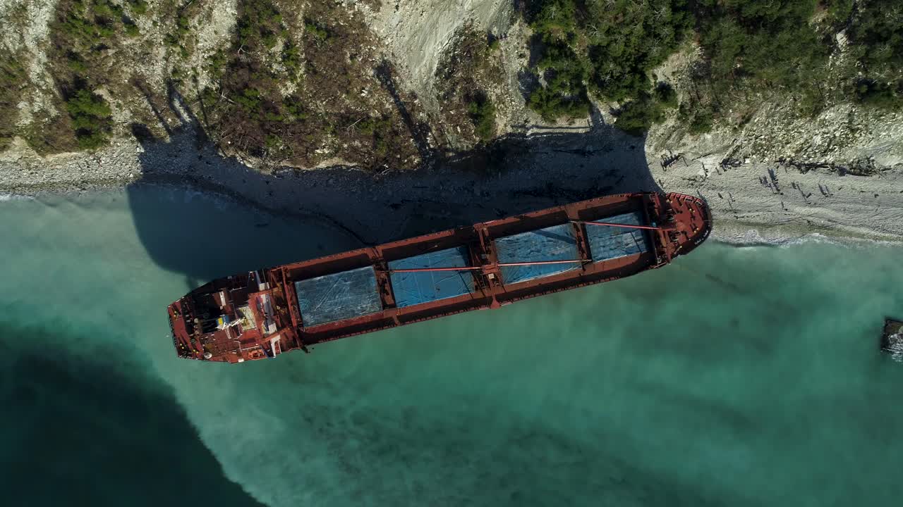 해변 에 힌 화물선 의 공중 사진