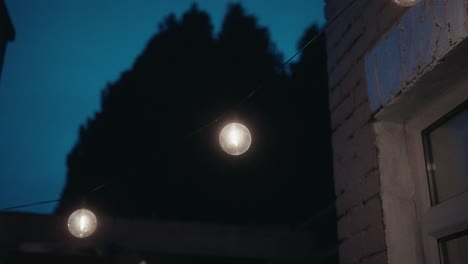 bombillas redondas colgando en el patio por la noche