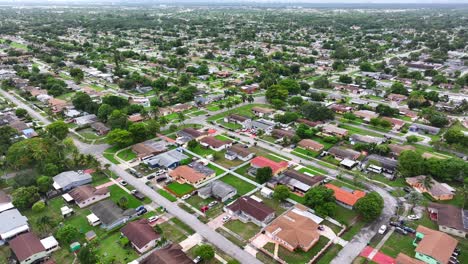 Barrio-Americano-En-El-Suburbio-De-Miami-Con-Viviendas-Unifamiliares-Durante-El-Día-Soleado.