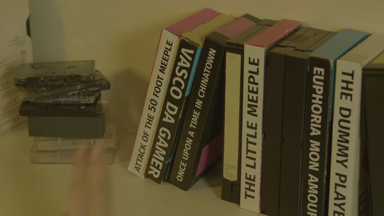 선반에 있는 vhs 카세트