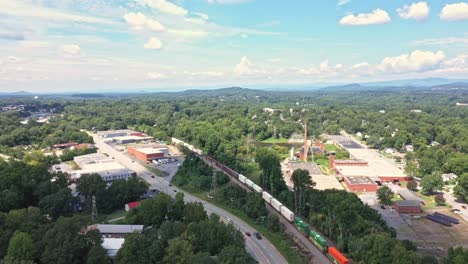 Train-moving-along-the-tracks-in-Easley,-South-Carolina