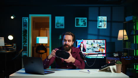 especialista en tecnología revisando gafas vr en luces rgb iluminadas estudio