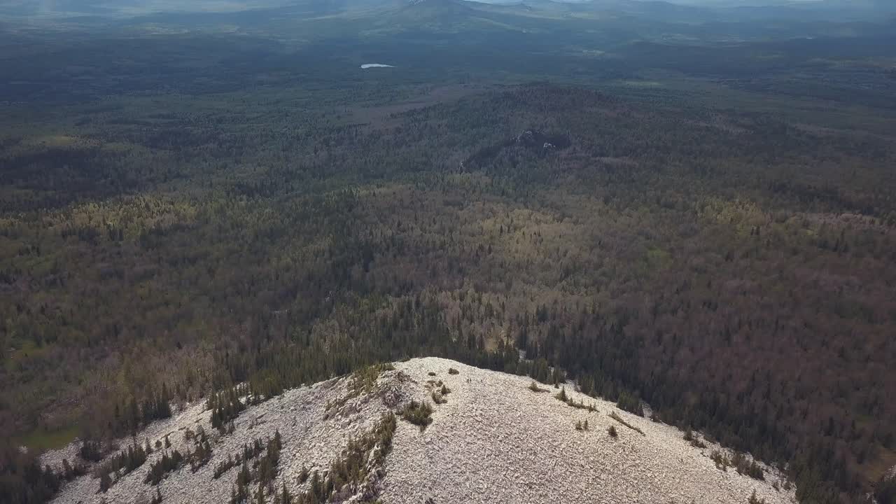 산악 숲 풍경 의 공중 사진