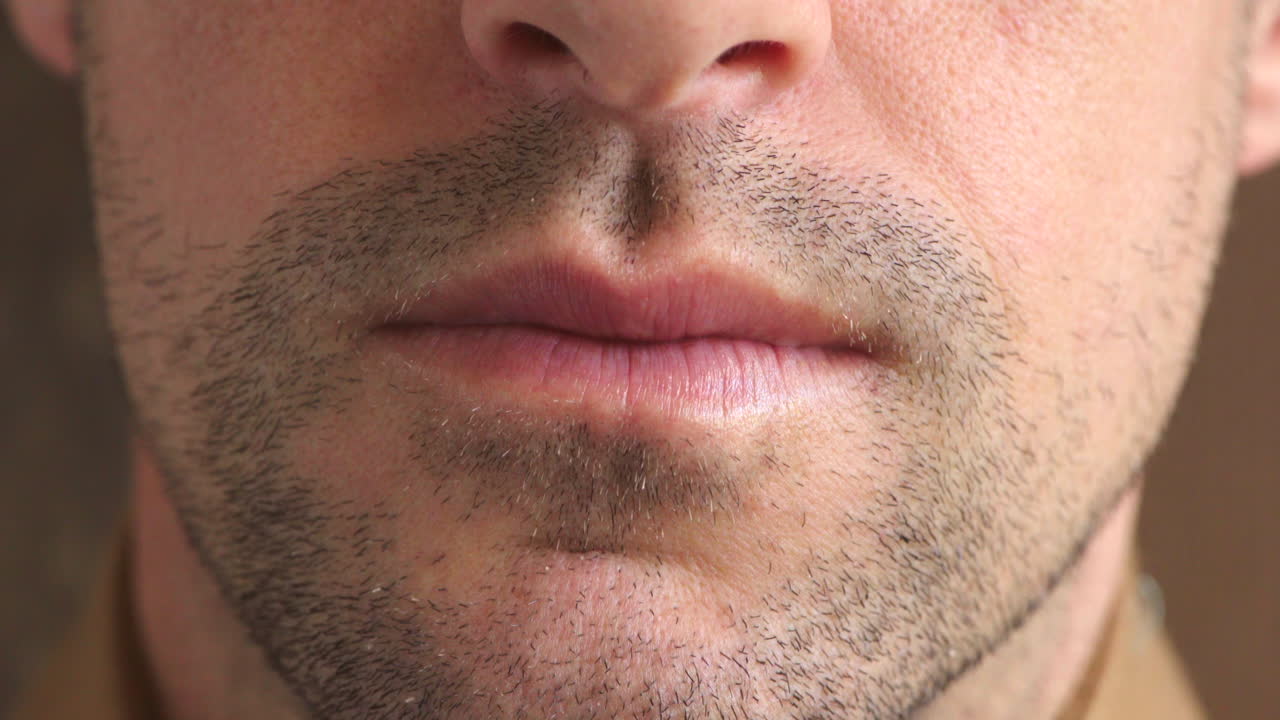 abogado con boca tensa y mandíbula sintiéndose nervioso