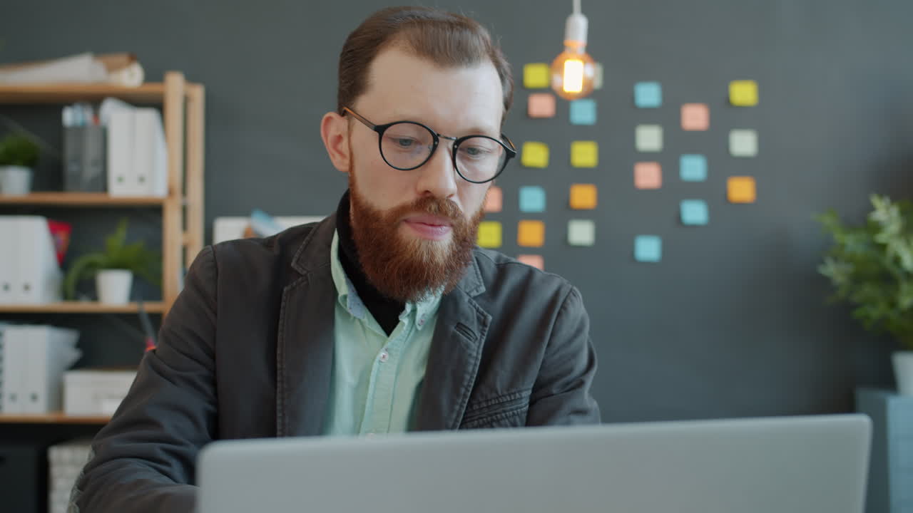 hombre de negocios trabajando en una computadora portátil en una oficina