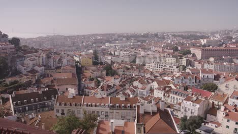 Weitwinkelaufnahme-Der-Europäischen-Stadtlandschaft