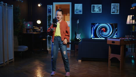 la chica obtiene toneladas de compromiso en sus clips de baile publicaciones filmadas con el teléfono conectado a un palo de selfie