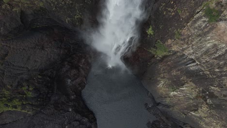 el agua de las cataratas wallaman fluye hacia la piscina natural en el parque nacional girringun