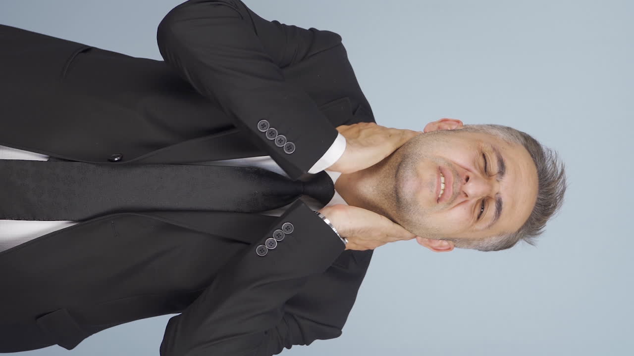 vídeo vertical de un empresario fracasado. él mira a la cámara negativamente.