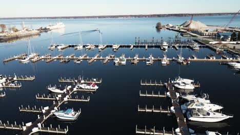 Un-Puerto-Deportivo-Casi-Vacío-En-El-Lago-Muskegon