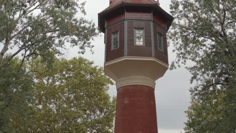 Drohnenaufnahmen-Von-Einem-Turm-Im-Zoo,-Nyiregyhaza,-Ungarn-Drohne-Bewegt-Sich-Nach-Oben