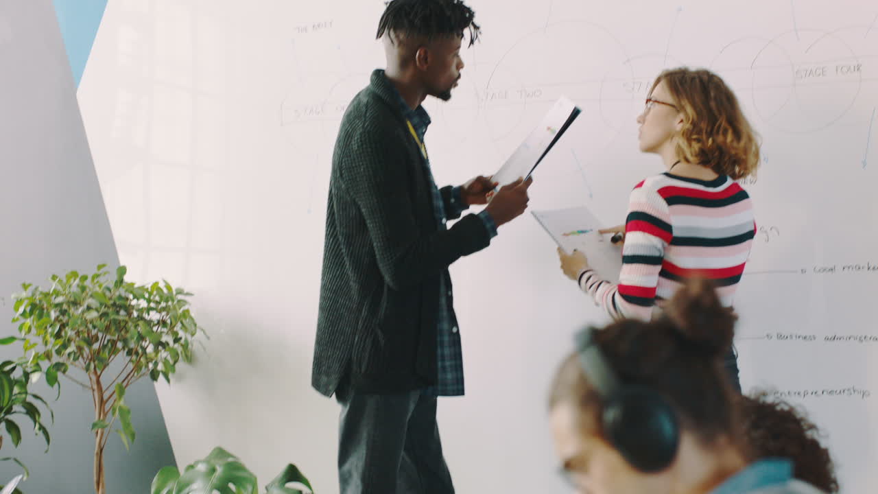 creativo, trabajo en equipo y pizarra para lluvia de ideas