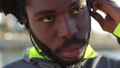 sporty black man wearing earbuds