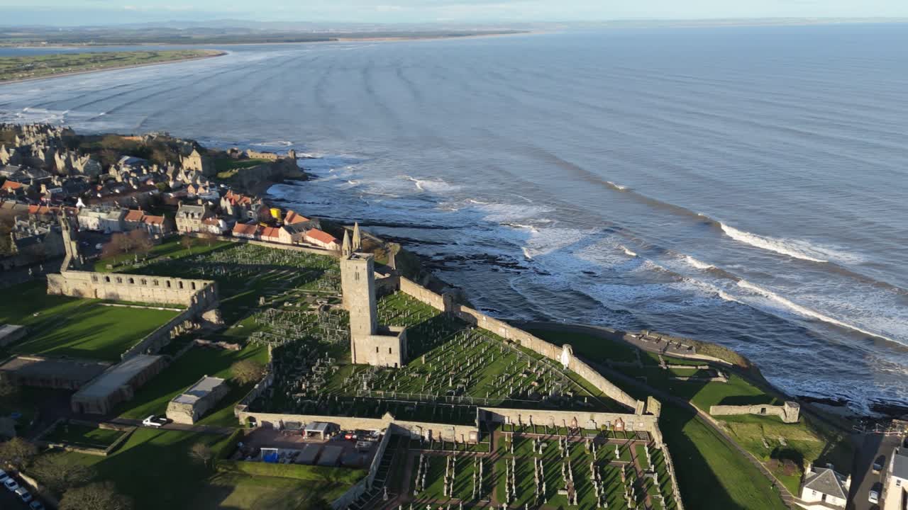 Vue aérienne panoramique de la cathédrale de St Andrews, de la ville de St Andrews et de la mer du Nord.