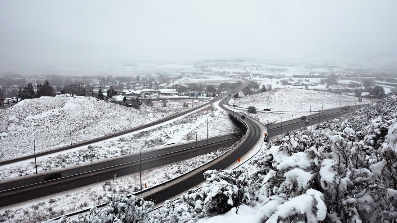 로헤드 고속도로 5번과 트랜스 캐나다 고속도로 1번을 가로지르는 경치 좋은 겨울 하이퍼스 (kamloops' scenic winter hyperlapse)
