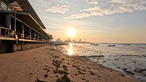 vista serena del atardecer sobre la playa de pattaya