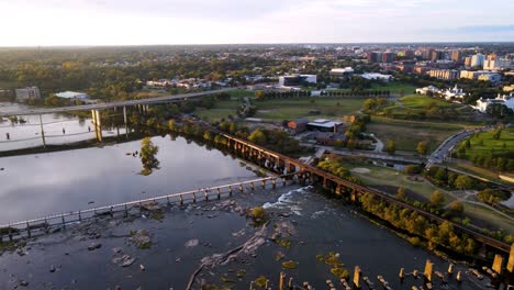 frente al río escénica en richmond, virginia | vista aérea sobre el río james y la isla de brown | verano 2021