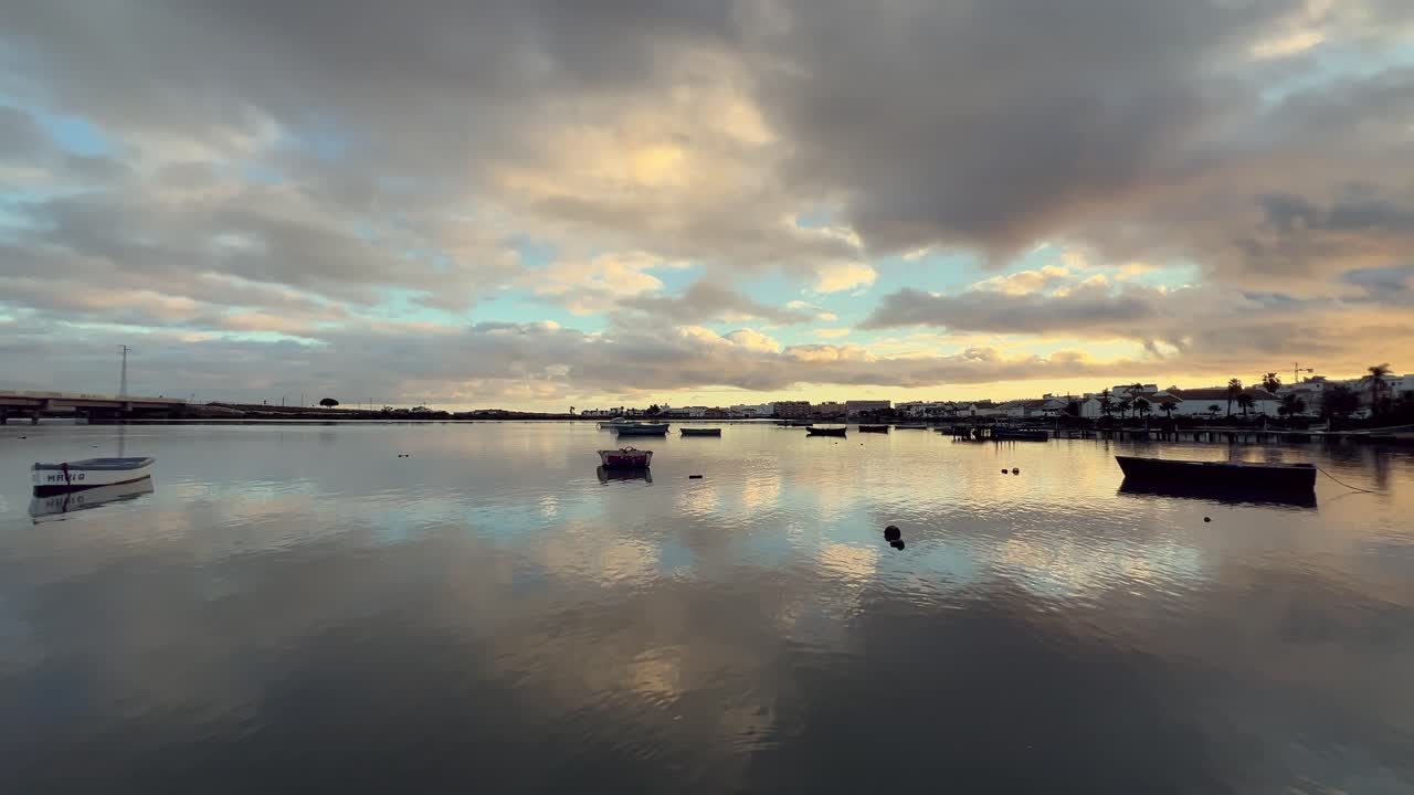 보트 와 함께 조용 한 강 위 에 해가 뜨는 것