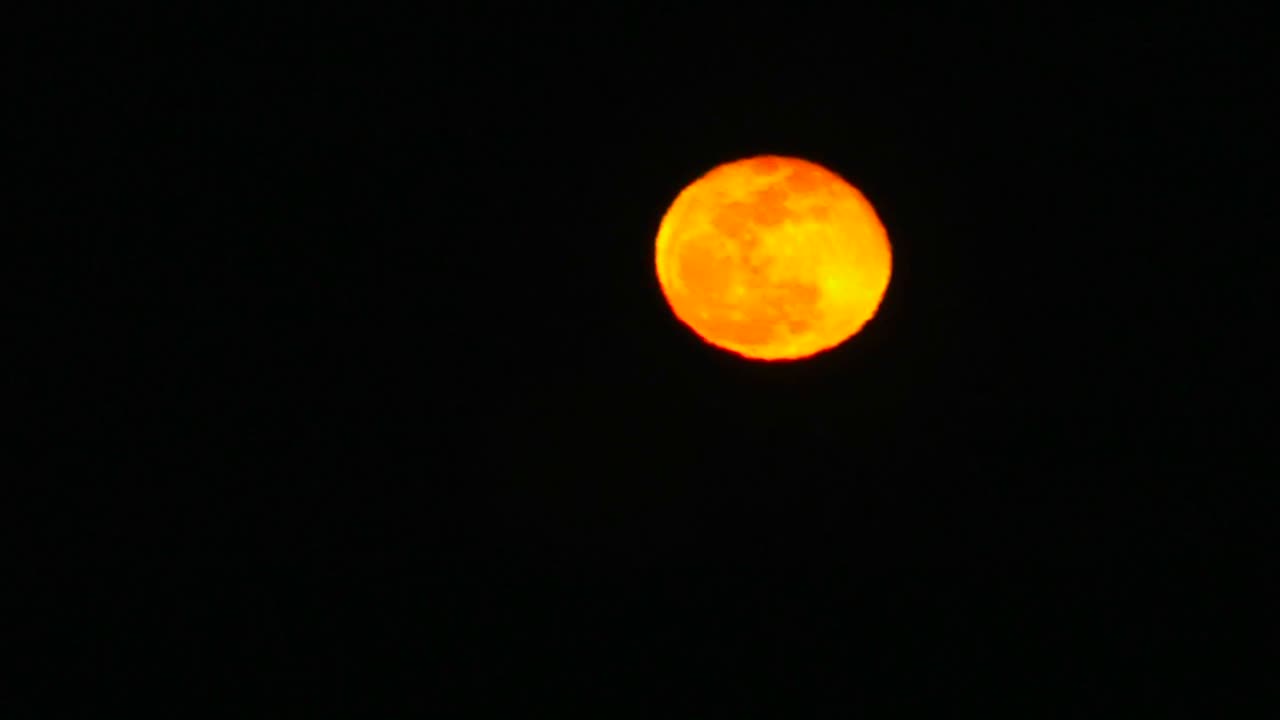 un lapso de tiempo de la luna amarilla y naranja