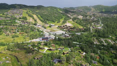 la estación de esquí de rauland en holtardalen, en el oeste de telemark, noruega - 4k aéreo