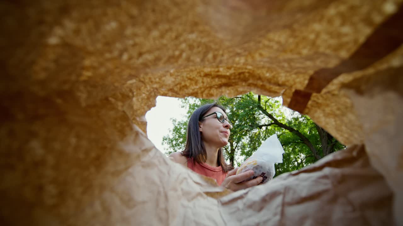 공원에서 점심을 먹는 여자