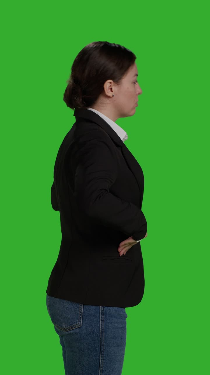 Video verticale: primo piano laterale di una manager che indossa un abito da ufficio