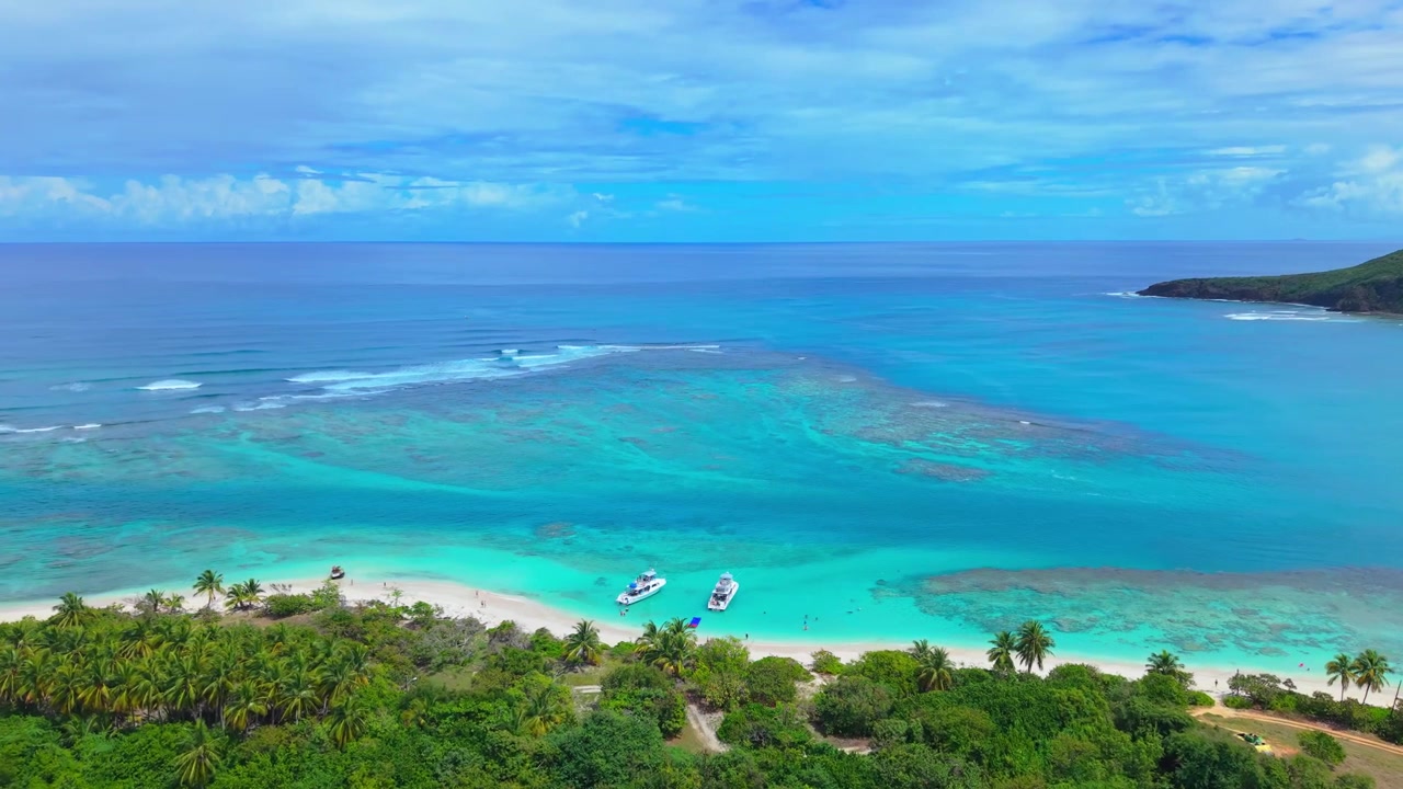 Vista aerea con drone dell'acqua oceanica limpida che si infrange sulla sabbia bianca di Culebra