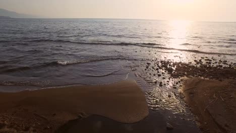 aérea: la playa de molyvos durante la puesta de sol