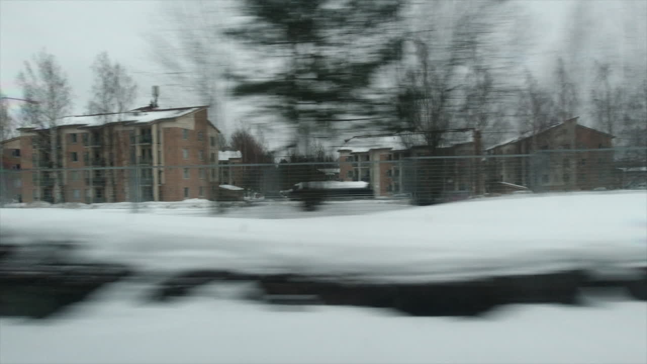 기차: 빨리 달리는 기차에서 볼 수 있는 색 단색 북부 도시