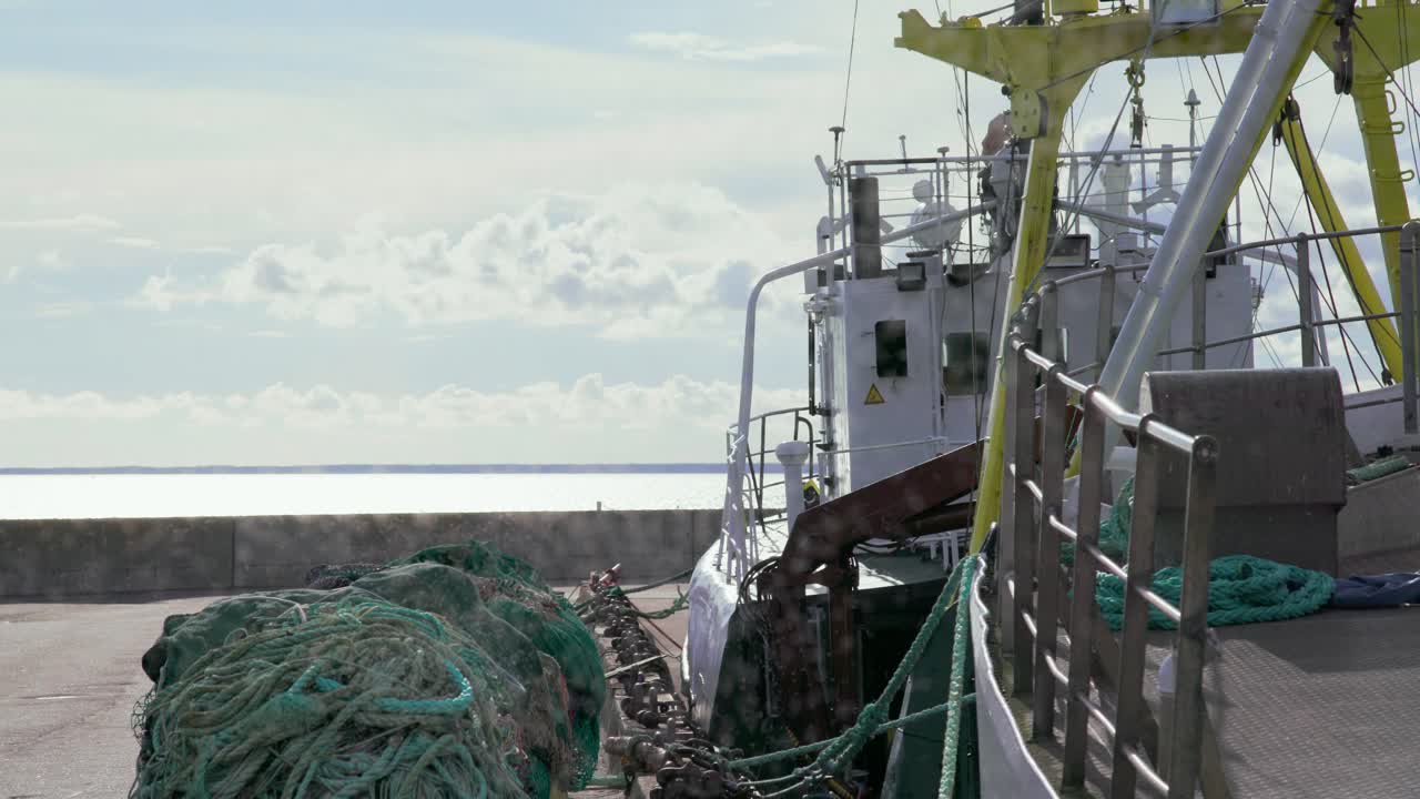 밝은 여름날 파리의 밧줄 떼 더미 옆에 정박하는 계류 예인선 트롤 보트 정박