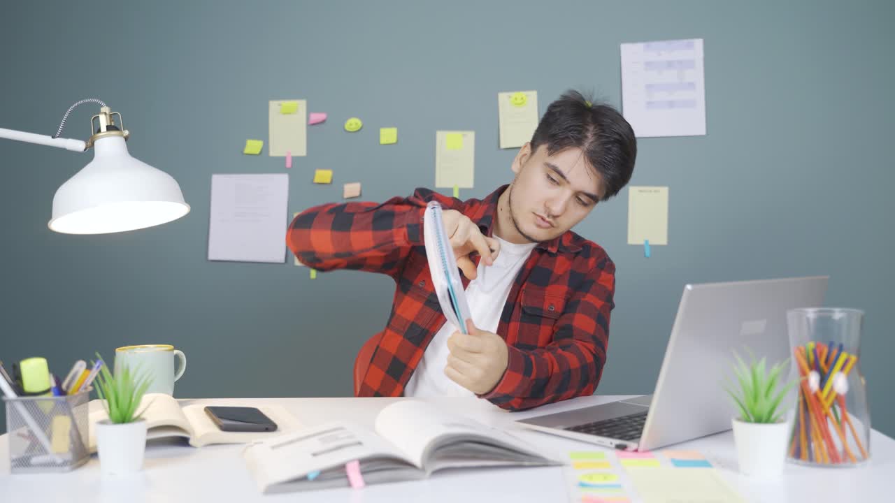 수업에 대한 남성 학생 비디오 전화.